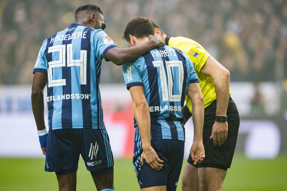 Det är den 15:e april och Kerim Mrabti tar sig för baksida låret och utgår skadad i derbyt mot. Foto: Andreas L Eriksson / BILDBYRÅN