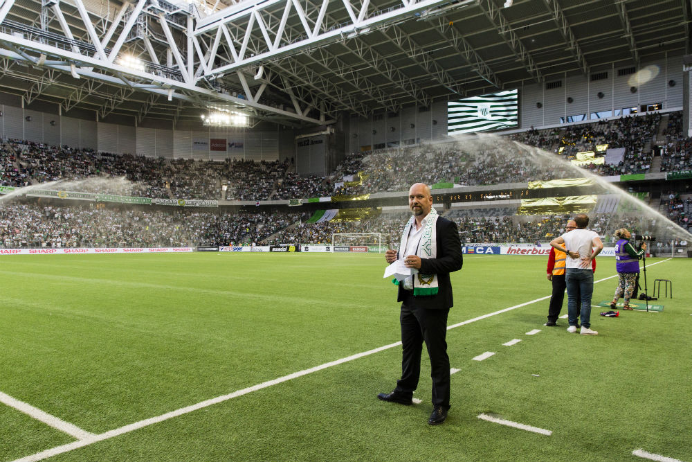 Kindlund talar till publiken innan fotbollsmatchen i Allsvenskan mellan Hammarby och Kalmar den 28 augusti 2015