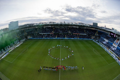 Vy över arena Gamla Ullevi och lagen på line up innan fotbollsmatchen i allsvenskan mellan IFK Göteborg och Hammarby den 10 april 2018 i Göteborg. Foto: Michael Erichsen /