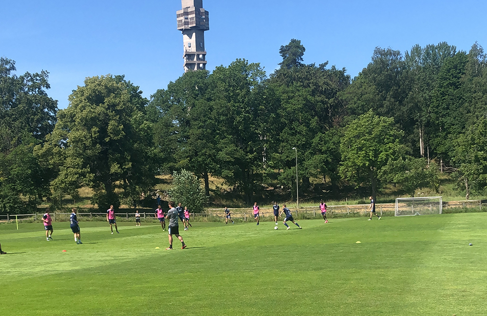 Träningsrapport från Kaknäs: DIF-tränarens udda klädkod