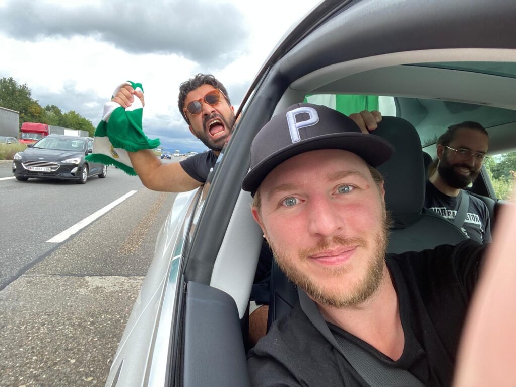 Pontus och Dewan skrålar för Bajen på autobahn.