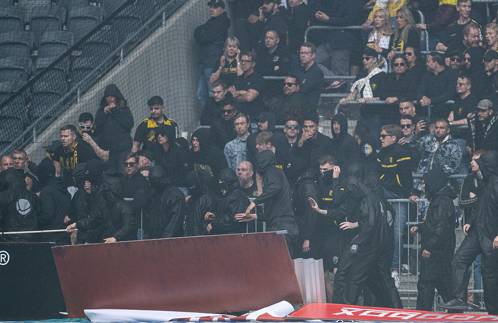 Ungdomsledare i AIK åtalas för våldsamt upplopp efter  derbykaoset