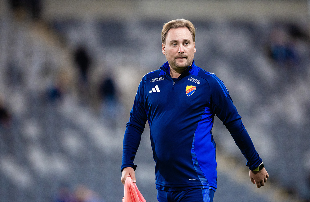 Dagen innan derbyt – då tränade DIF med trebackslinje: ”Vi får se”
