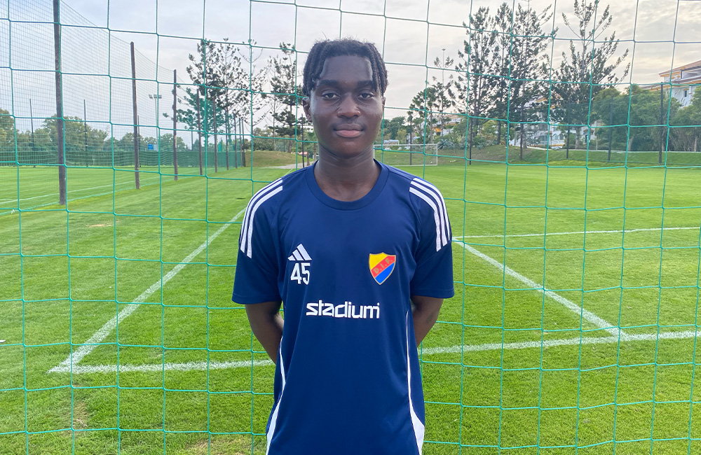 Warren, 15, är yngst i Djurgården: ”Ska kämpa för att få spela”