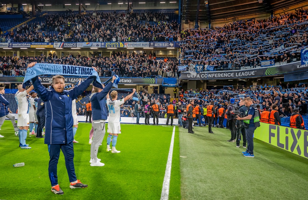 BILDEXTRA: Djurgårdens läktaruppvisning på Stamford Bridge