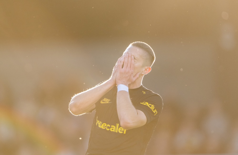 AIK:s röda kort ifrågasätts: ”Annars kan vi åka hem och gör något annat”