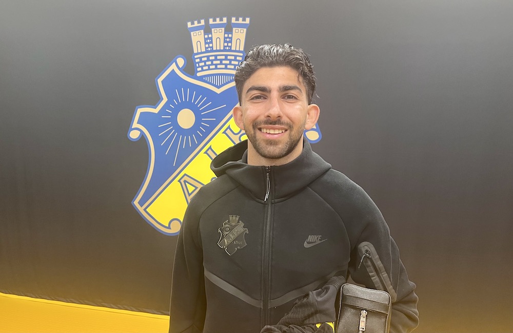 Kakoullis svarade upp på kritiken: ”Hundra procent engagerad”