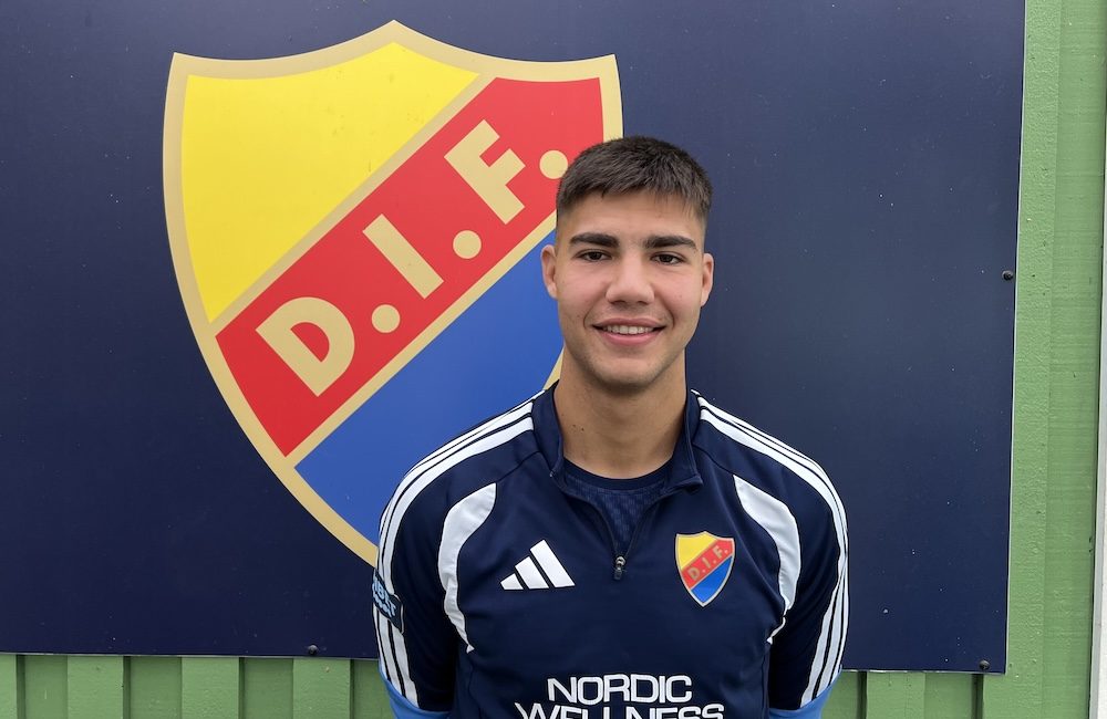 När skolklockan ringde sprang Christos Almyras till fotbollsplanen